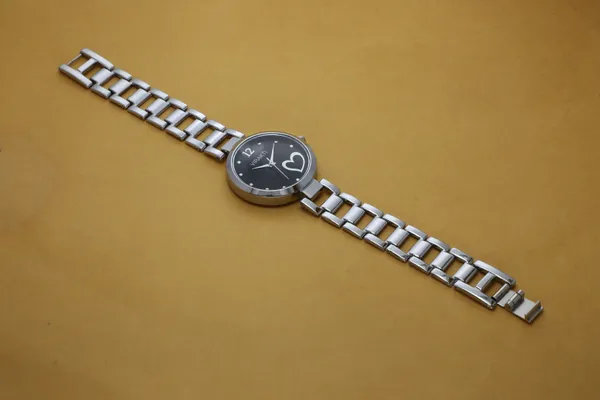 Silver_Metal_Quartz_Analog_Watch_For_Girls