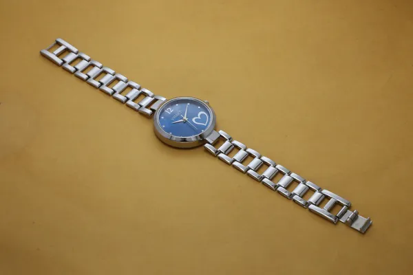 Silver_Metal_Quartz_Analog_Watch_For_Girls