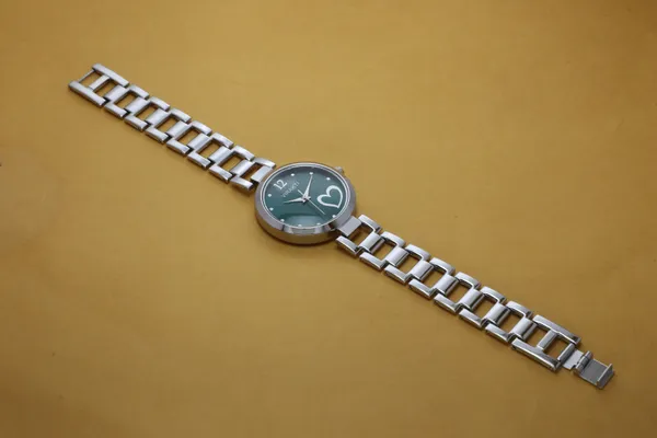 Silver_Metal_Quartz_Analog_Watch_For_Girls