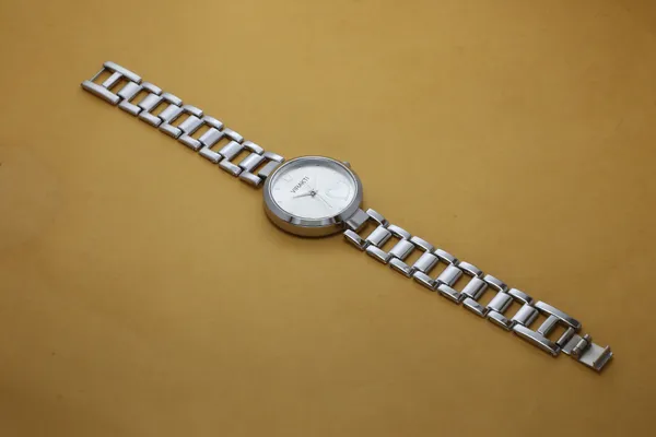 Silver_Metal_Quartz_Analog_Watch_For_Girls