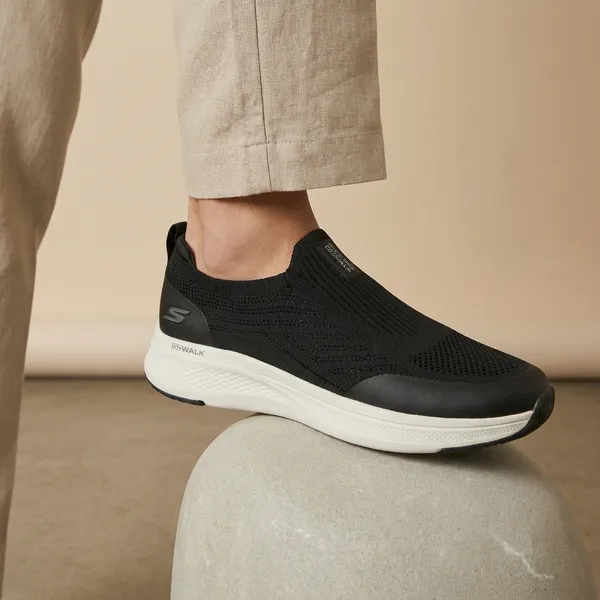 Black_Skechers_Laceless_Sports_Shoes_For_Men