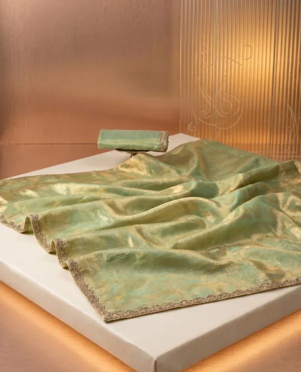 Green_Silk_Saree_For_Women_With_Matching_Blouse_Piece