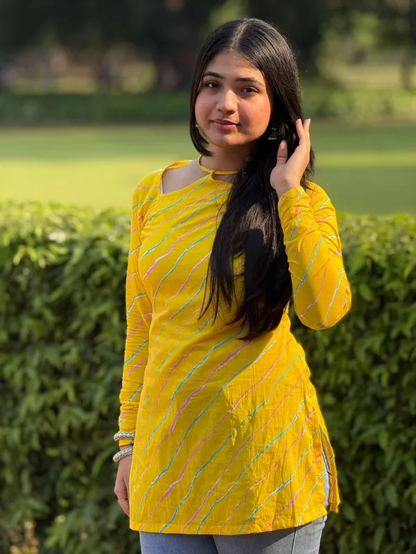 Yellow_And_White_Cotton_Striped_Kurti_With_Shoulder_Cut_Design_For_Women_Pack_Of_2