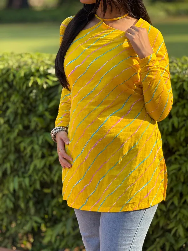 Yellow_And_White_Cotton_Striped_Kurti_With_Shoulder_Cut_Design_For_Women_Pack_Of_2