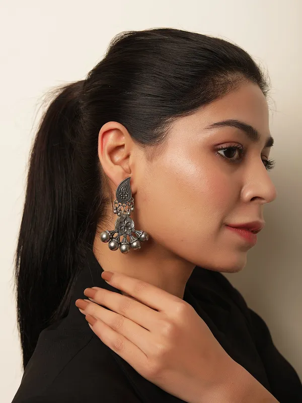 Silver_And_White_Metal_The_Anokhi_Adakari_Earrings_For_Women