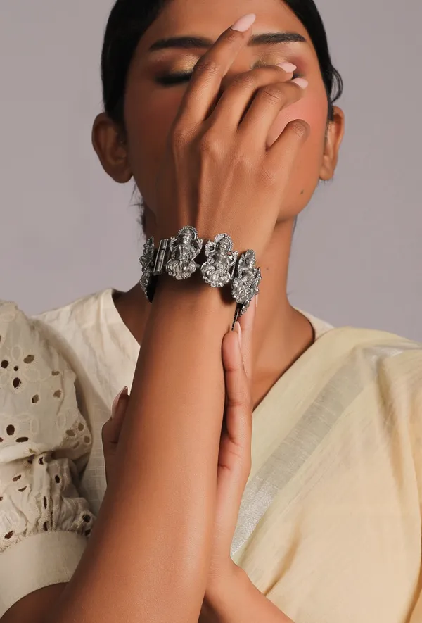 Silver_And_White_Metal_The_Goddess_Fortune_Bracelet_For_Women