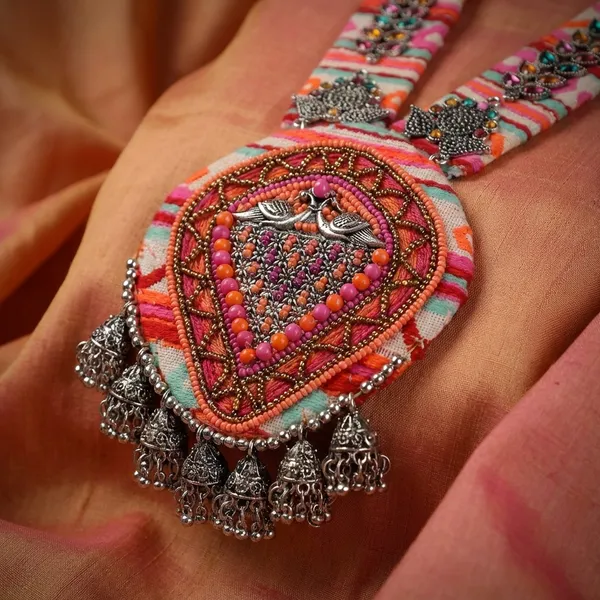 Multicolor_Metal_Hues_Of_Neckpiece_For_Women