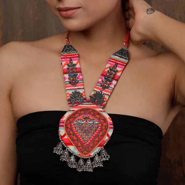 Multicolor_Metal_Hues_Of_Neckpiece_For_Women
