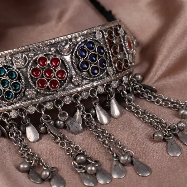 Multicolor_Metal_The_Tristar_Amulet_Choker_For_Women