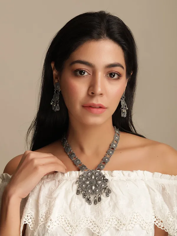Multicolor_Metal_Metal_Inscribed_Sikka_Necklace_Set_For_Women