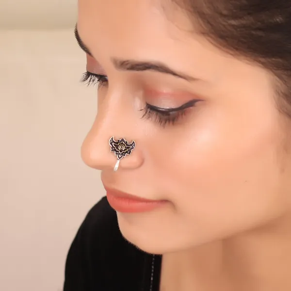 Multicolor_Silver_The_Huntsman_Nose_Pin_For_Women