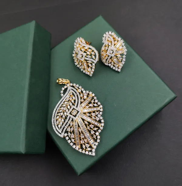Gold_And_White_Cubic_Zirconia_Locket_Set_For_Women