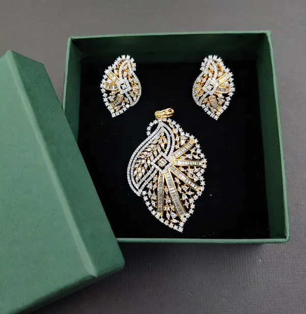 Gold_And_White_Cubic_Zirconia_Locket_Set_For_Women