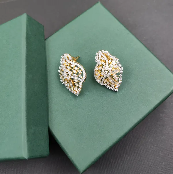 Gold_And_White_Cubic_Zirconia_Locket_Set_For_Women