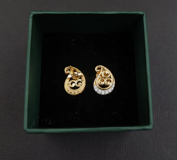 Gold_And_White_Cubic_Zirconia_Studs_Earrings_For_Women