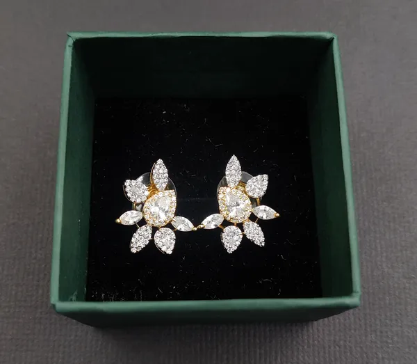 White_Cubic_Zirconia_Studs_Earrings_For_Women