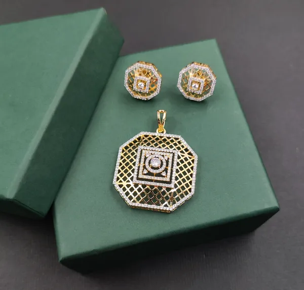 Gold_And_White_Cubic_Zirconia_Locket_Set_For_Women