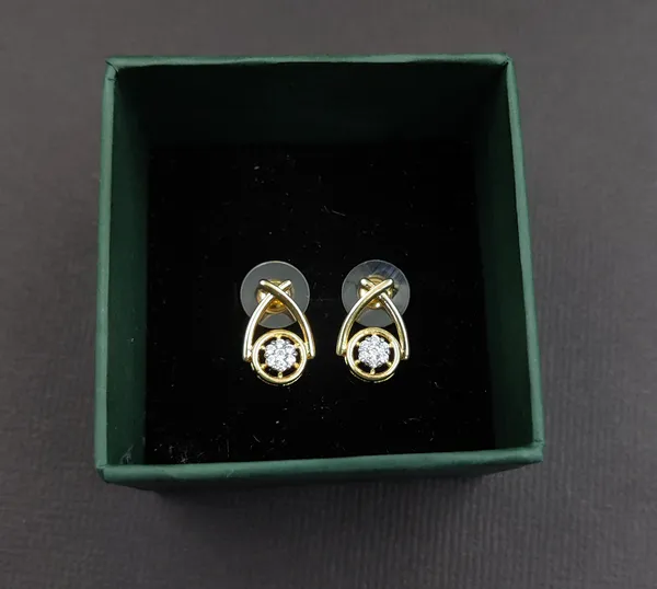 White_Cubic_Zirconia_Studs_Earrings_For_Women