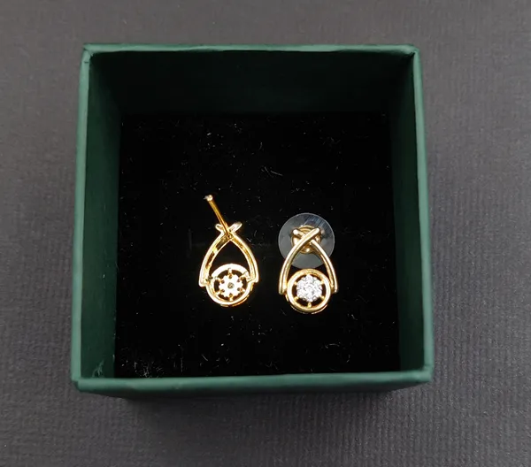 White_Cubic_Zirconia_Studs_Earrings_For_Women