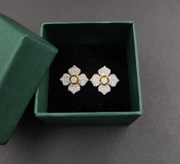 Silver_Cubic_Zirconia_Studs_Earrings_For_Women
