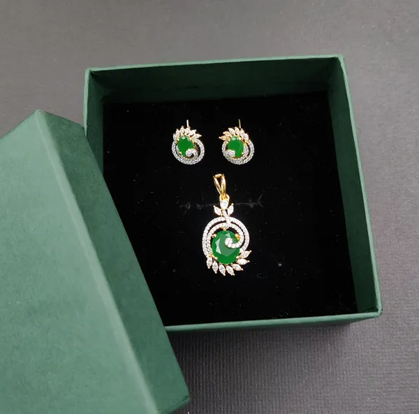 Green_Cubic_Zirconia_Locket_Set_For_Women