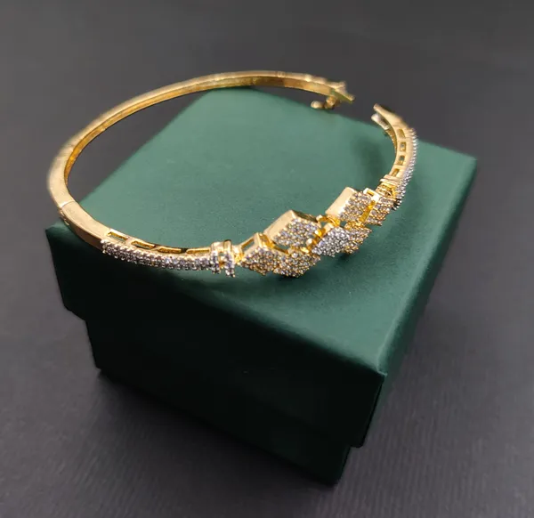 Gold_And_White_Cubic_Zirconia_Bracelet_For_Women