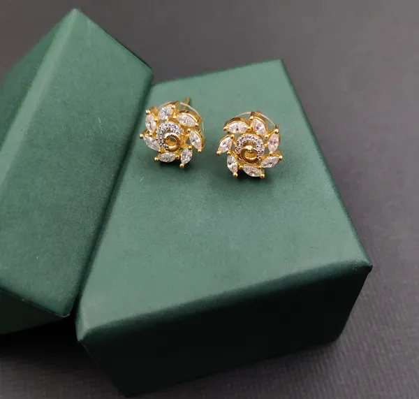 Gold_And_White_Cubic_Zirconia_Locket_Set_For_Women