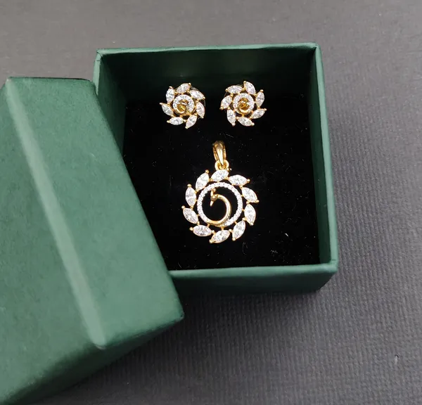 Gold_And_White_Cubic_Zirconia_Locket_Set_For_Women