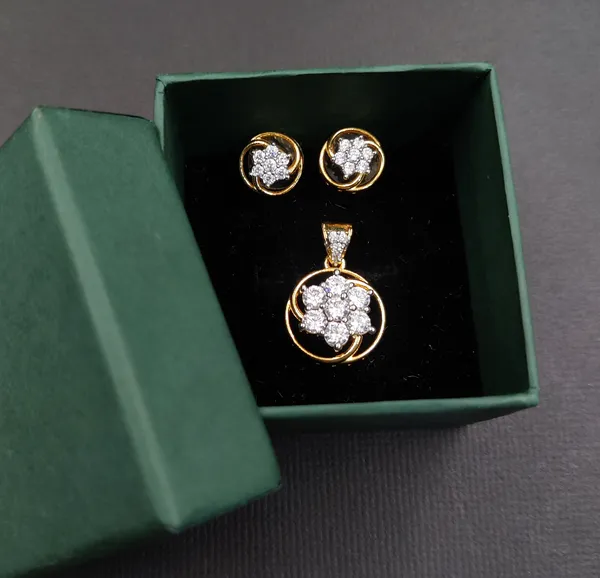 Gold_And_White_Cubic_Zirconia_Locket_Set_For_Women