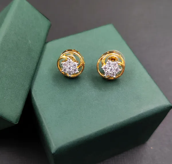 Gold_And_White_Cubic_Zirconia_Locket_Set_For_Women