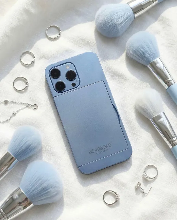 Makeup_Kit_In_Iphone_Shaped_Case