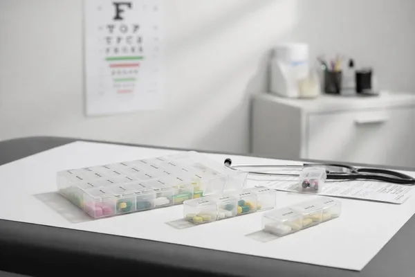 Weekly_Pill_Organizer_With_4_Compartments