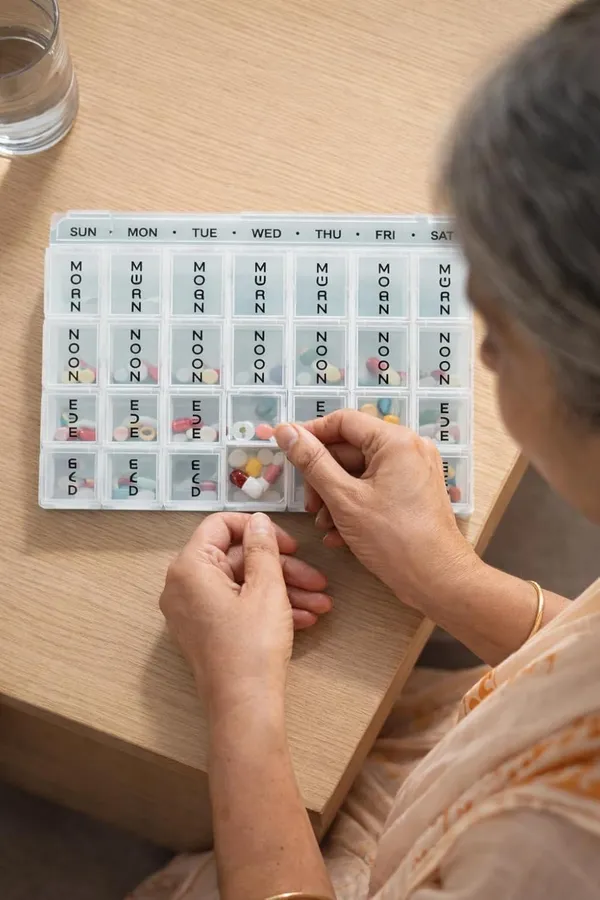 Weekly_Pill_Organizer_With_4_Compartments