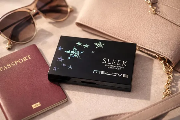 Makeup_Palette_With_Eyeshadow_Blush_And_Face_Powder