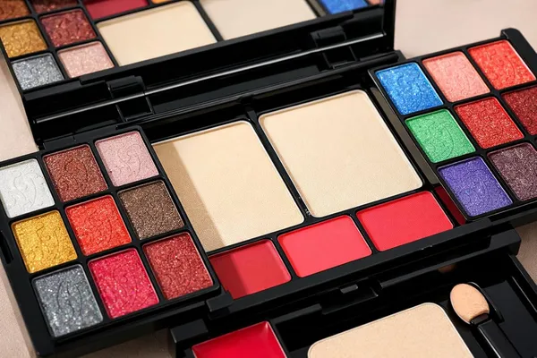 Makeup_Palette_With_Eyeshadow_Blush_And_Face_Powder