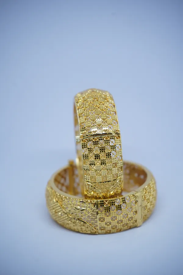 Gold_Mix_Alloy_With_Mixture_Of_Brass,_Copper_And_Silver_And_24_Carat_Gold_Plated_Premium_Bangles_Set_For_Women