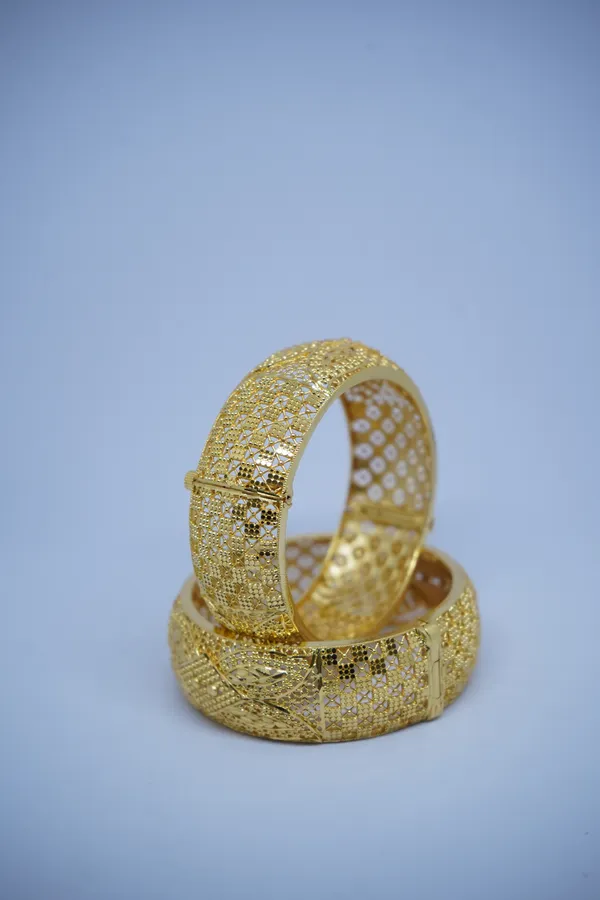 Gold_Mix_Alloy_With_Mixture_Of_Brass,_Copper_And_Silver_And_24_Carat_Gold_Plated_Premium_Bangles_Set_For_Women