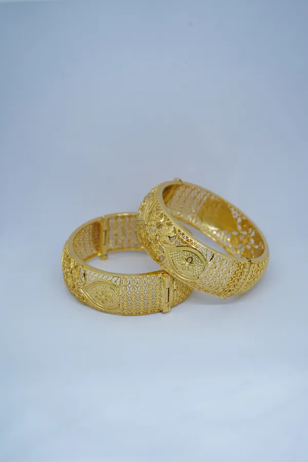 Gold_Mix_Alloy_With_Mixture_Of_Brass,_Copper_And_Silver_And_24_Carat_Gold_Plated_Premium_Bangles_Set_For_Women