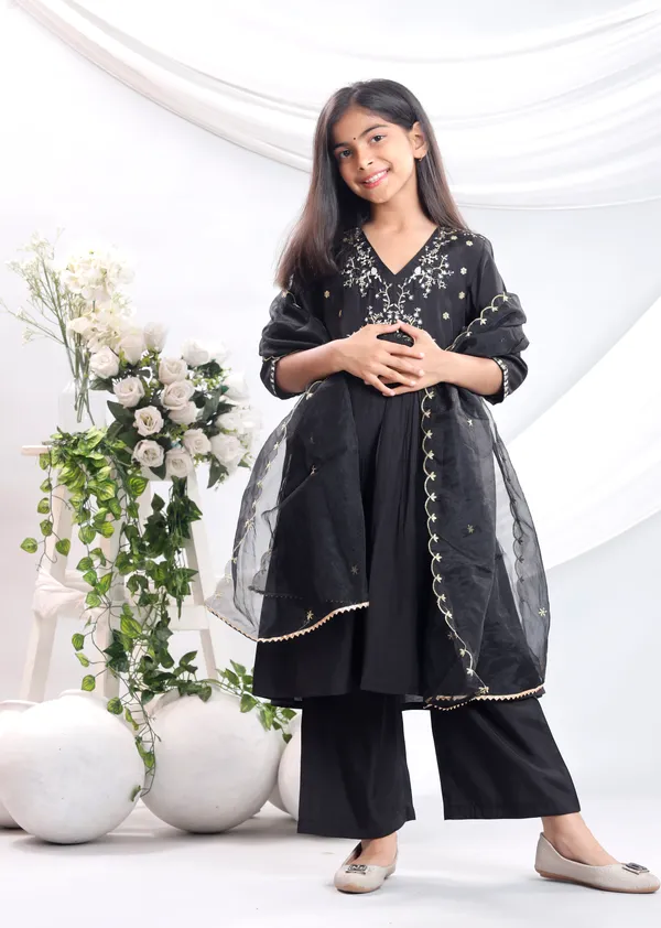 Black_Silk_Kurta_Set_For_Girls
