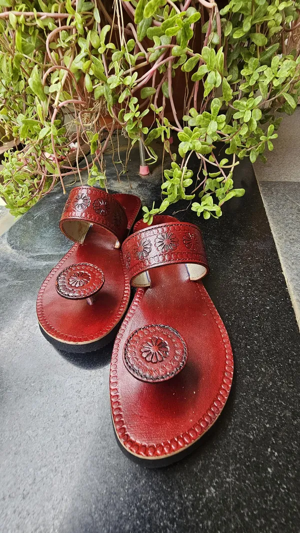 Ethnic_women_embossed_leather_padukas