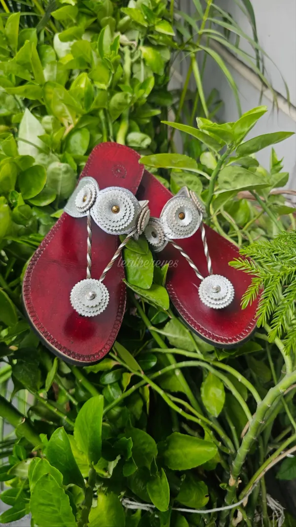Women_cutout_lattoo_strap_silver_kohlapuri