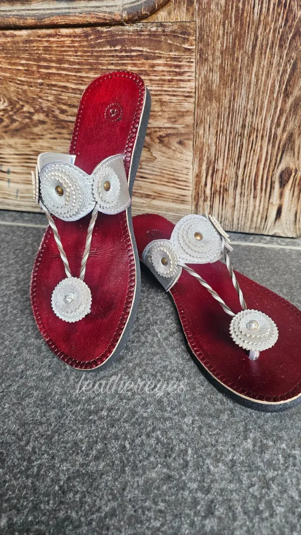 Women_cutout_lattoo_strap_silver_kohlapuri