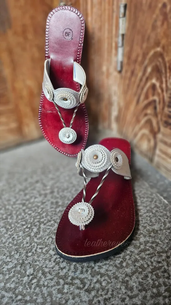 Women_cutout_lattoo_strap_silver_kohlapuri