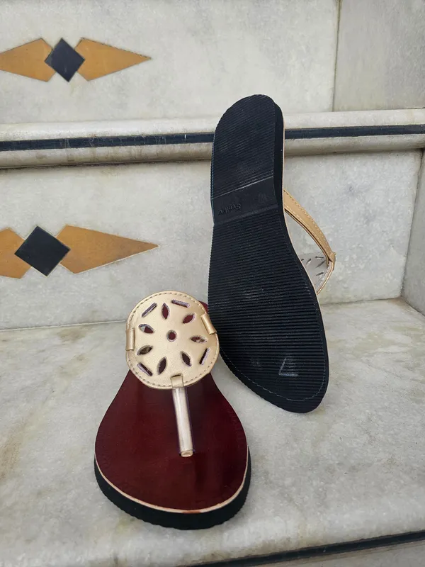 Women_gold_cutpunch_leather_rakhi_slippers