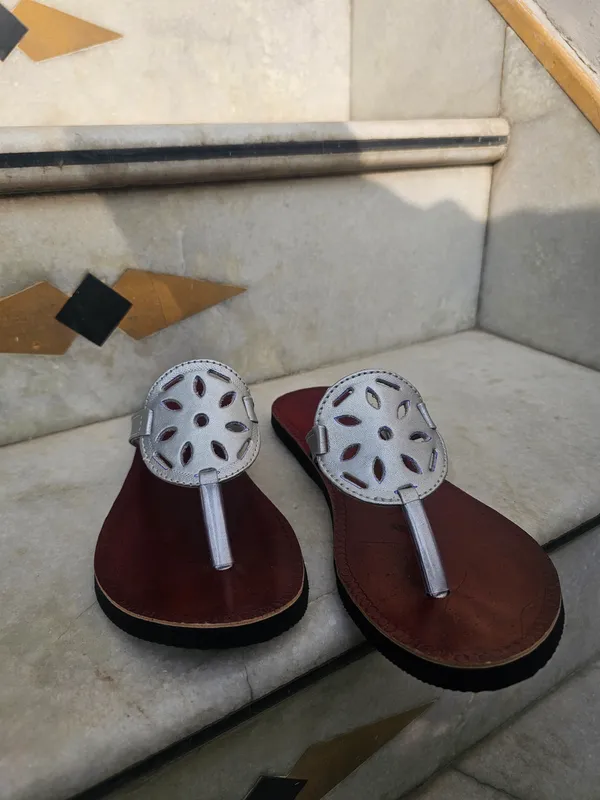 Women_silver_cutpunch_leather_rakhi_slippers