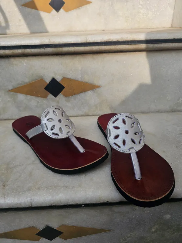 Women_silver_cutpunch_leather_rakhi_slippers