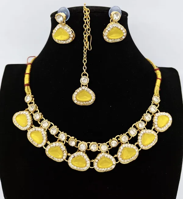 Yellow_Zinc_Alloy_Designer_Kundan_Necklace_Earring_Mang_Tika_For_Wedding_Functions