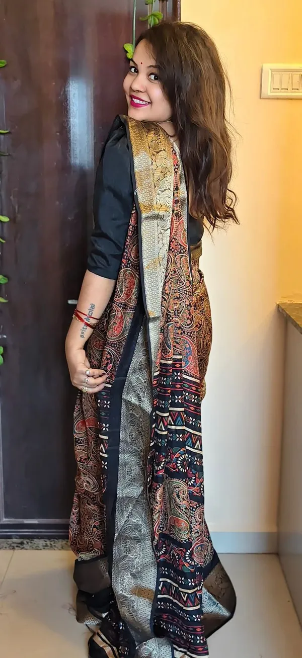 Premium_Soft_Georgette_Ajrakh_Print_Saree_with_Zari_Border_|_Lightweight_Daily_&_Office_Wear_Saree_with_Designer_Blouse_Piece