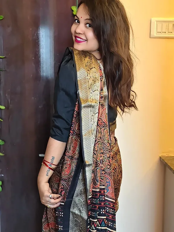 Premium_Soft_Georgette_Ajrakh_Print_Saree_with_Zari_Border_|_Lightweight_Daily_&_Office_Wear_Saree_with_Designer_Blouse_Piece
