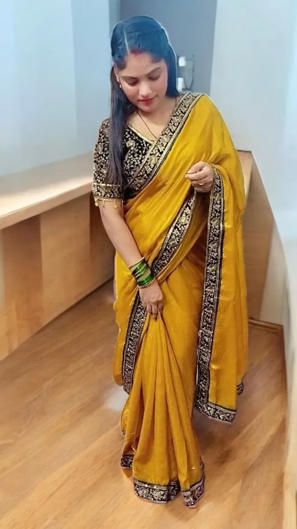 Trending_Gold_Crush_Binny_Saree_with_Heavy_Velvet_Stitched_Blouse